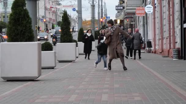Gomel, Fehéroroszország - Október 5, 2019: anya és fia játszani felzárkózás a járdán a város. — Stock videók