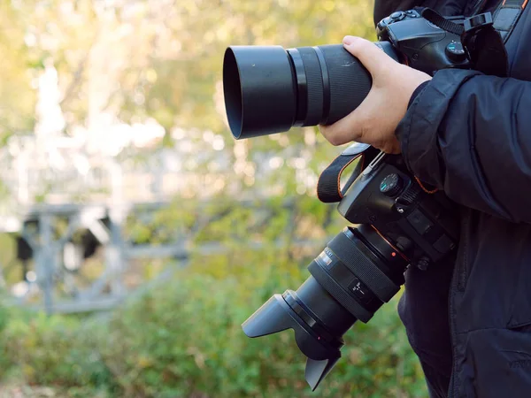 Professionelle Fotoausrüstung in den Händen des Fotografen — Stockfoto