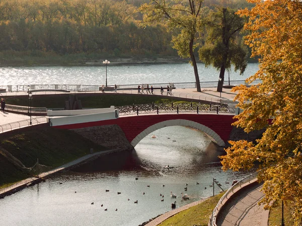 Peisaj de toamnă într-un parc urban. Gomel, Belarus — Fotografie, imagine de stoc