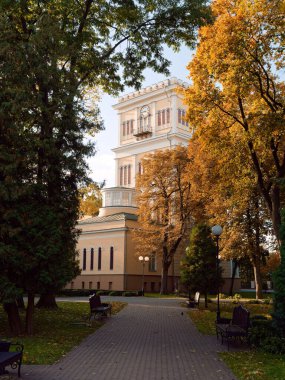 Şehir parkında sonbahar manzarası. Gomel, Belarus