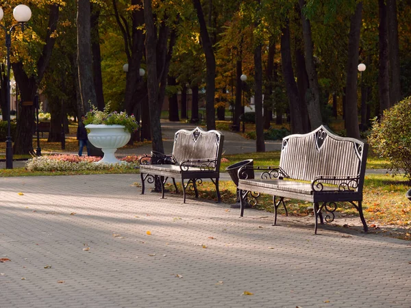 Paesaggio autunnale in un parco cittadino. Gomel, Bielorussia — Foto Stock
