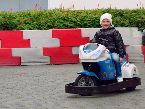 Χαρούμενο αγόρι βόλτα μια ηλεκτρική μοτοσικλέτα για τα παιδιά — Φωτογραφία Αρχείου
