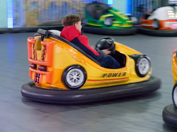 Dzieci jeździć na zabawę dla dzieci jazdy elektryczne samochody — Zdjęcie stockowe