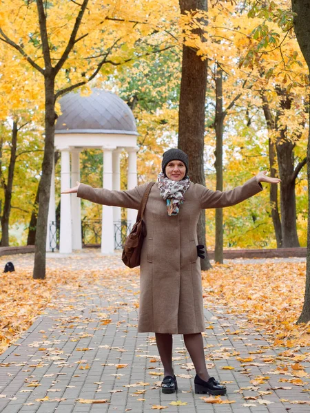 Vacker brunett kvinna i höst gul park — Stockfoto