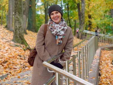 Sonbahar sarı parkında güzel esmer kadın.