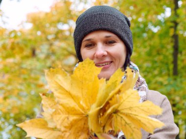 Sonbahar sarı parkında güzel esmer kadın.