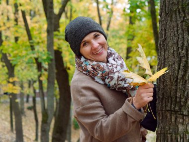 Sonbahar sarı parkında güzel esmer kadın.