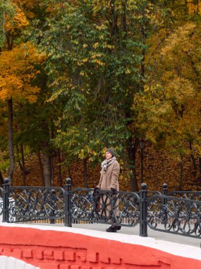 Sonbahar sarı parkında güzel esmer kadın.