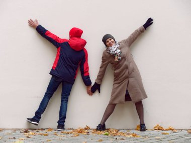 Anne genç oğluyla birlikte sonbahar sarı parkında