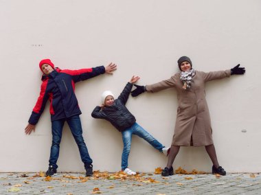 Sonbahar sarı parkında güzel neşeli bir aile.