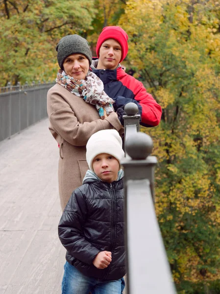 Bella famiglia allegra in autunno parco giallo — Foto Stock