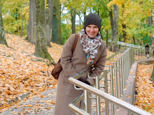 美しいブルネット女性で秋の黄色い公園 — ストック写真