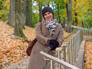 Sonbahar sarı parkında güzel esmer kadın.