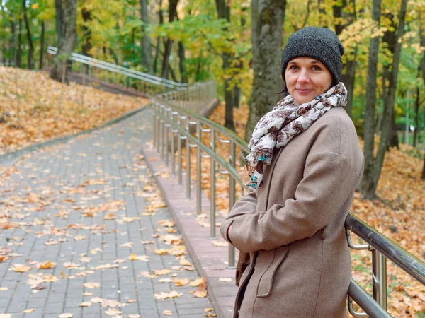 Vacker brunett kvinna i höst gul park — Stockfoto