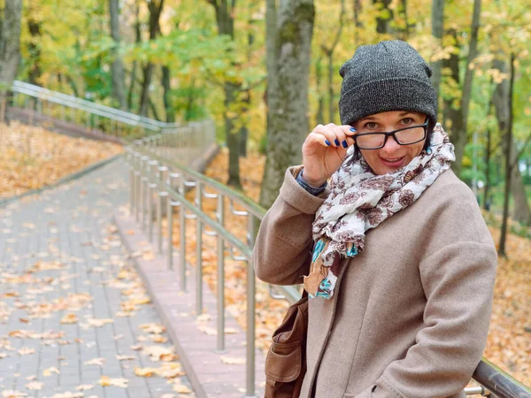 Beautiful brunette woman in autumn yellow park — Stock Photo, Image