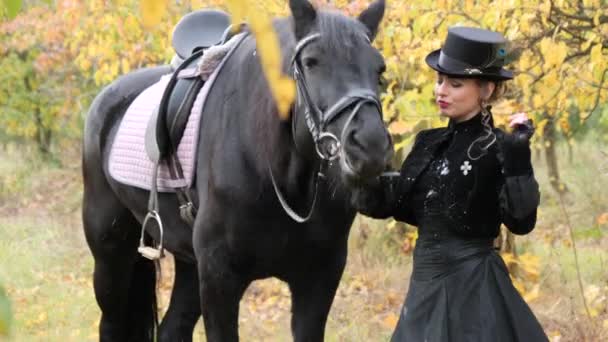 黑衣女骑手牵着一匹黑马 — 图库视频影像