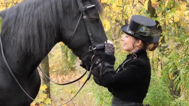 Reiterin Mädchen Schwarzen Kleid Führt Ein Schwarzes Pferd — Stockvideo