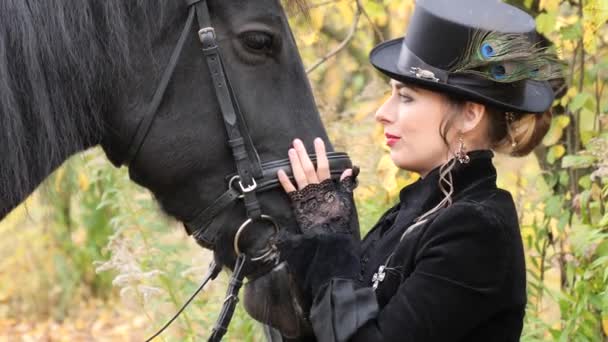 Horsewoman Flicka Svart Klänning Leder Svart Häst — Stockvideo
