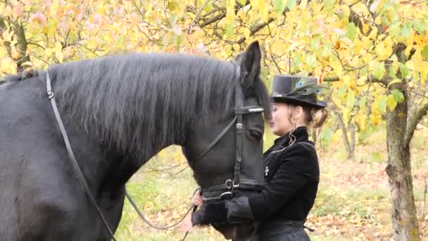 黑衣女骑手牵着一匹黑马 — 图库视频影像