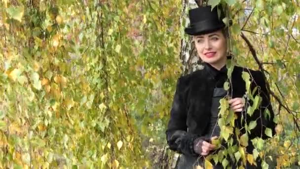 Mädchen Einem Schwarzen Kleid Auf Einem Hintergrund Aus Wasser Herbst — Stockvideo