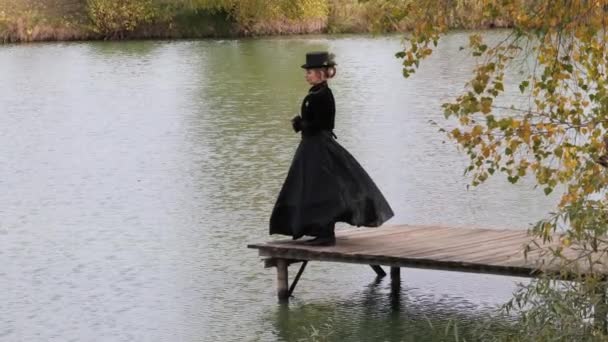 Dziewczyna Czarnej Sukience Tle Wody Jesienią — Wideo stockowe