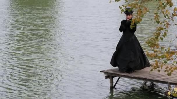 Dívka Černých Šatech Pozadí Vody Podzim — Stock video