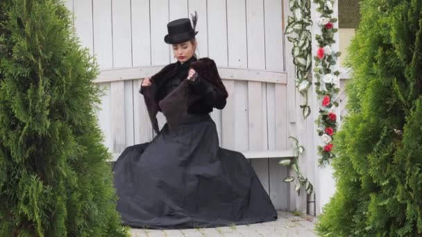 Sonbaharda Arka Planda Siyah Elbiseli Bir Kız — Stok video