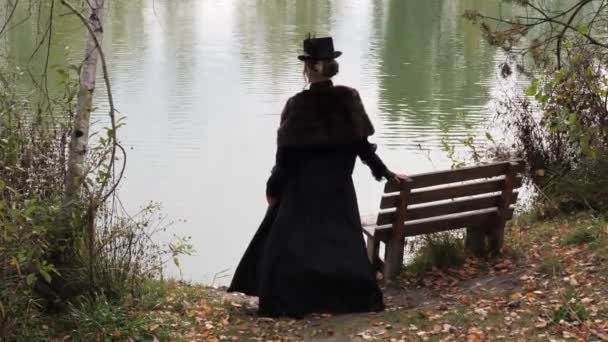 Девушка Черном Платье Шляпе Осенью — стоковое видео