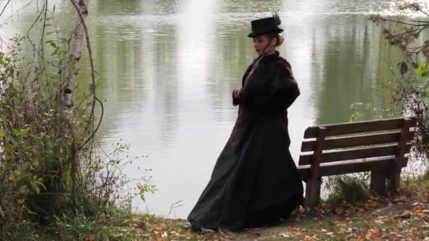 Mädchen Schwarzen Kleid Den Birkenzweigen Herbst — Stockvideo