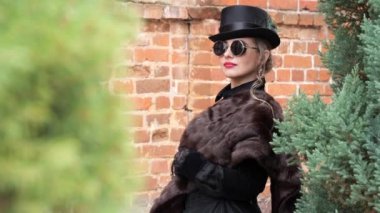 Sonbaharda huş dallarında siyah elbiseli bir kız.