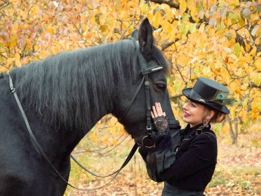 Siyah elbiseli, siyah atlı kız.