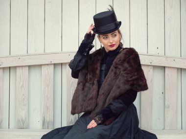 Sonbaharda beyaz arka planda siyah elbiseli bir kız.