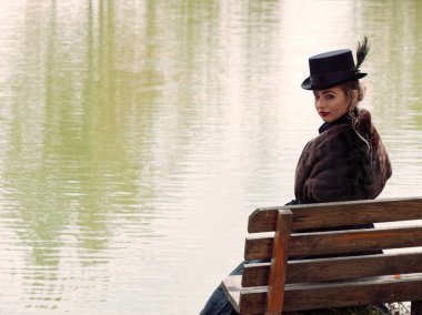 Sonbaharda arka planda siyah elbiseli bir kız.