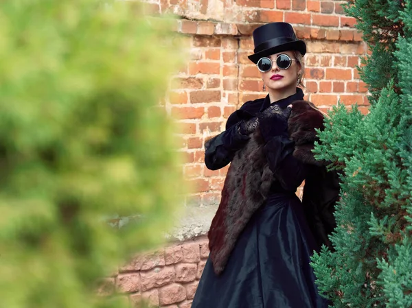 Menina Vestido Preto Fundo Uma Parede Tijolo Outono — Fotografia de Stock