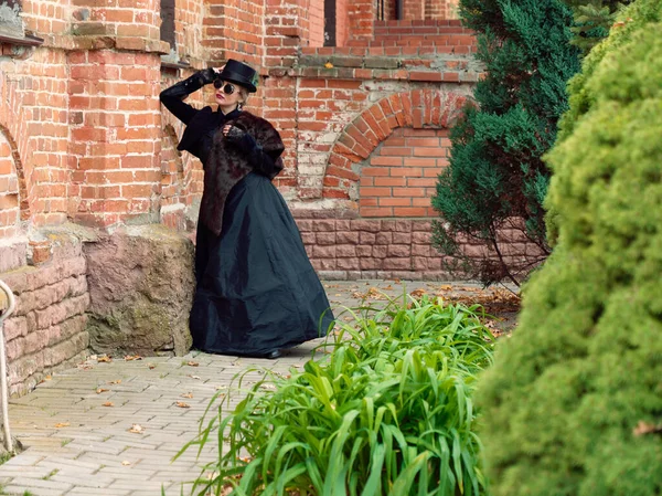 Dziewczyna Czarnej Sukience Tle Murowanej Ściany Jesienią — Zdjęcie stockowe