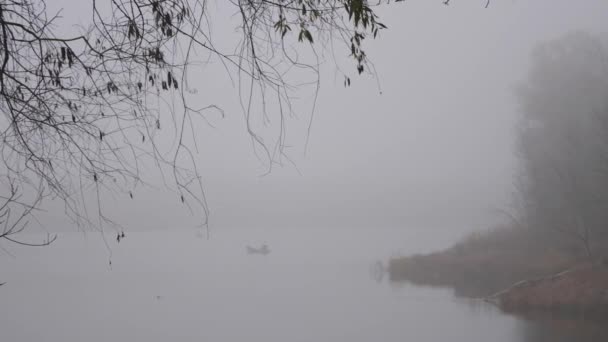 Niebla Pescadores Mañana Barco Agua — Vídeos de Stock