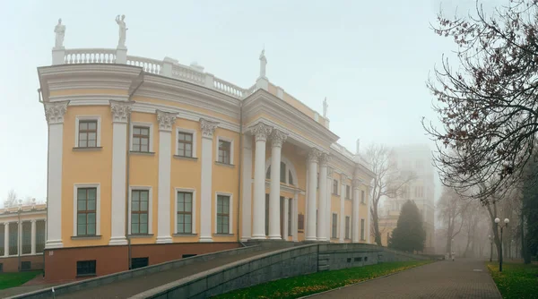 Gomel, Belarus - October 23, 2019: rumyantsev paskevichs 의 건축 복합 건물. — 스톡 사진