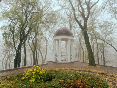 Sonbaharda sisin içinde beyaz bir çardak. Gomel, Belarus
