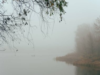 Denizdeki bir teknede sisli sabah balıkçıları