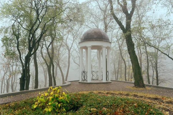 Белая беседка в тумане осенью. Гомель, Беларусь — стоковое фото