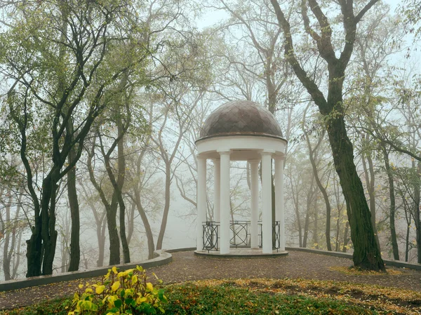 Pergola bianca nella nebbia in autunno. Gomel, Bielorussia — Foto Stock