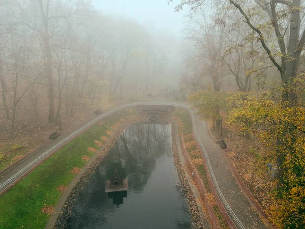 Allée confortable dans un parc brumeux de la ville à l'automne. Gomel, Biélorussie — Photo