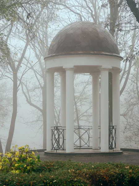 Белая беседка в тумане осенью. Гомель, Беларусь — стоковое фото