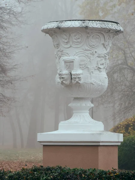 Rzeźba z białego wazonu we mgle jesienią. Homel, Białoruś — Zdjęcie stockowe