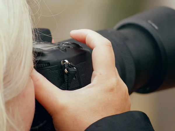 Nimmt der Fotograf. Finger auf den Auslöser — Stockfoto