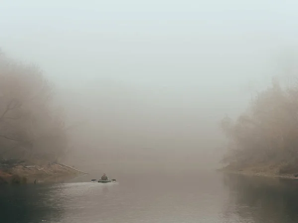 Pêcheurs matin brumeux sur un bateau sur l'eau — Photo