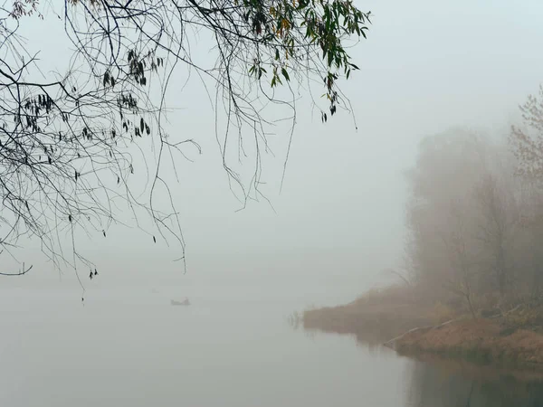 Denizdeki bir teknede sisli sabah balıkçıları