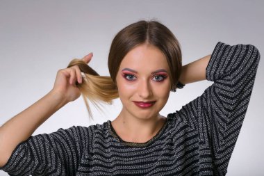 Güzel beyaz bir kızın büyük bir portresi.