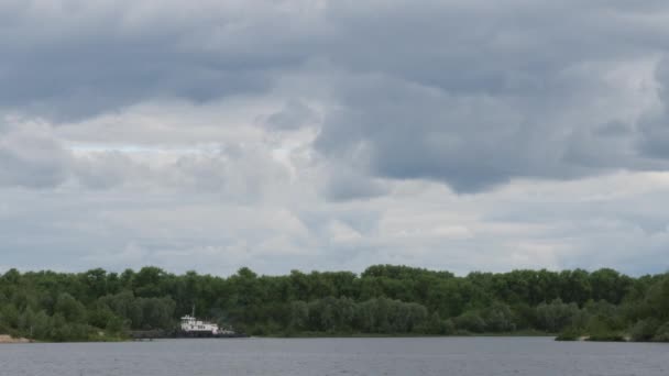 Remorqueurs Bateaux Tire Une Barge Long Rivière — Video