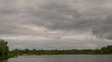 2020 yılında gökyüzünde farklı yönlerde kara bulutlar süzülür.